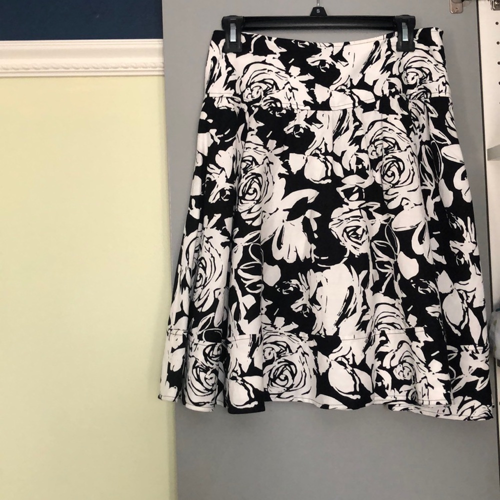 Sharagano studio  black and white rosette skirt